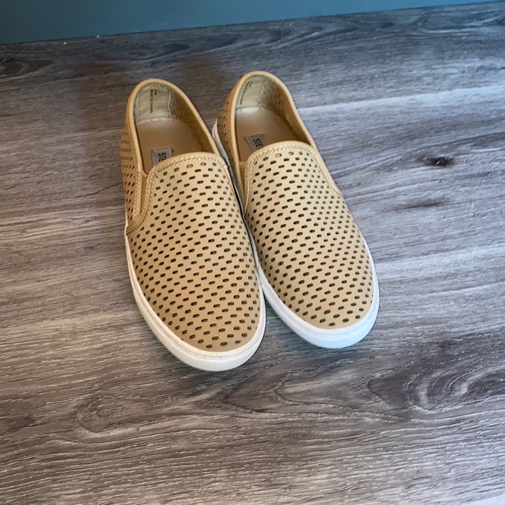Steve Madden beige sneakers